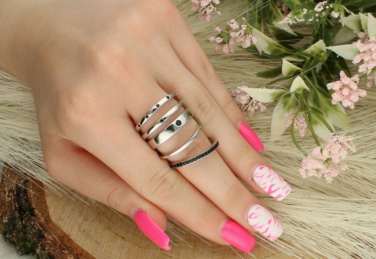 Srebrny pierścionek damski 925 P VI 156251 z pięciu obrączek ozdobionych czarnymi cyrkoniami. Szerokość 2–4 mm, waga 13,73 g, rozmiar 22. Elegancki, designerski wybór dla nowoczesnych kobiet.1.jpg